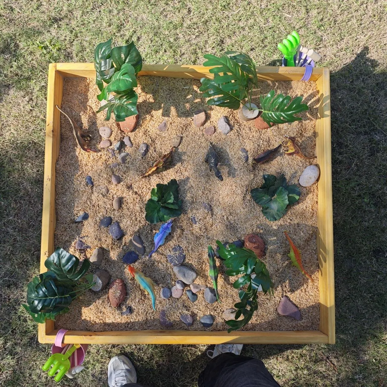 Mini Mundo Dinosaurios con figuras y arena natural