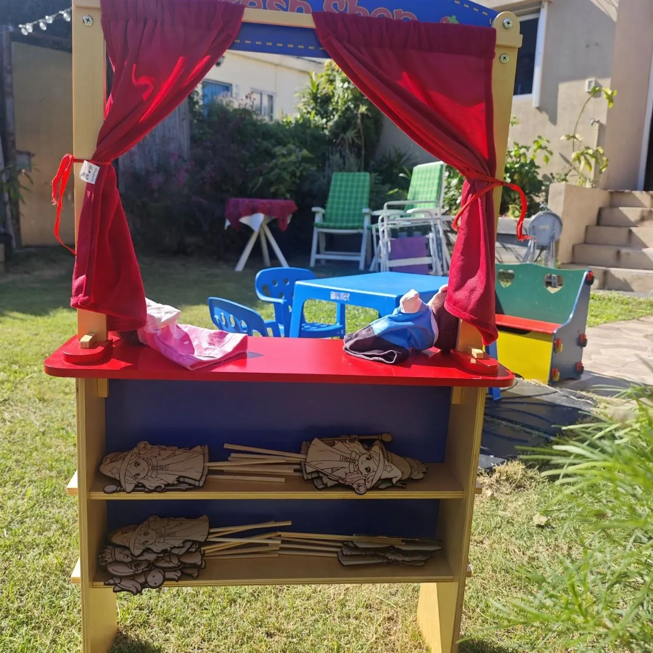 Teatro con títeres de madera en estantes